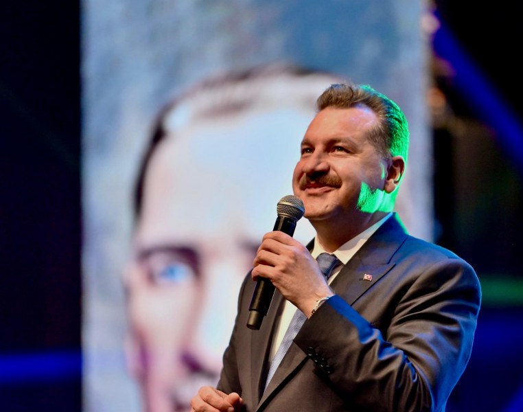 Balıkesir Büyükşehir Belediye Başkanı Yücel Yılmaz, kırsal mahallelere yönelik projelerine bir yenisini ekliyor. Bu çerçevede, tüm kırsal mahallelere çok amaçlı salonlar inşa edilerek günlük yaşam standartları artırılacak.