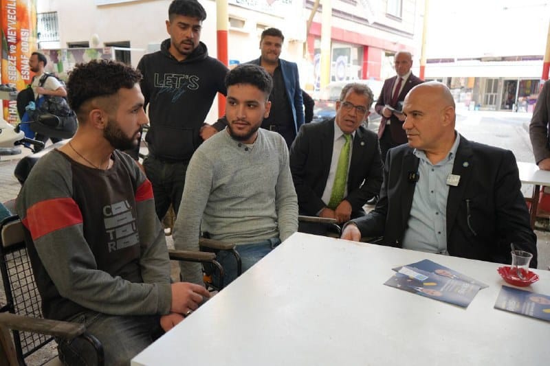 İYİ Parti Balıkesir Milletvekili ve Balıkesir Büyükşehir Belediye Başkan adayı Op. Dr. Turhan Çömez’in seçim gezileri sırasında Suriyeli gençlerle yaptığı sohbet, bir skandalı gün yüzüne çıkardı. Çömez'in konuştuğu Suriyelilerin kaçak oldukları halde AK Partili Havran Belediyesi'nin işlerini yürüten taşeron şirkette çalıştıkları ortaya çıktı.