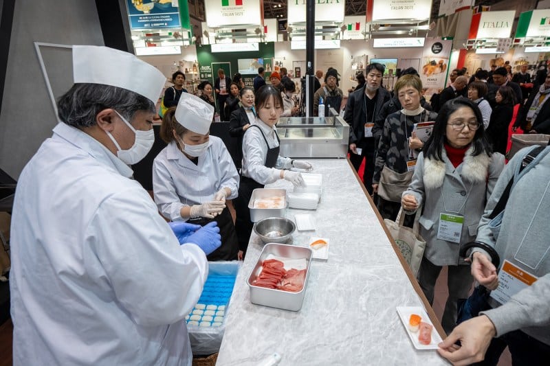 "Türk Gıda İhracatçıları, Foodex Japan Fuarı'nda 1 Milyar Dolarlık İhracat Hedefine Ulaştı" Türk gıda ihracatçıları, Japonya'ya yönelik 1 milyar dolarlık ihracat hedefini gerçekleştirmek adına 5-8 Mart 2024 tarihleri arasında Tokyo'da düzenlenen Foodex Japan Fuarı'ndan başarılı ticari bağlantılarla döndüler.