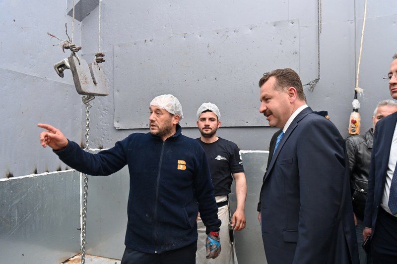 Balıkesir Büyükşehir Belediye Başkanı Yücel Yılmaz, 2005 yılında özelleştirilen Kepsut Caddesi üzerinde bulunan mezbahayı tekrar belediye bünyesine kazandırdı. Mezbaha çalışanlarını da belediye bünyesinde işe alan Başkan Yılmaz, işin deneyimli isimleriyle birlikte mezbahayı yönetecek.