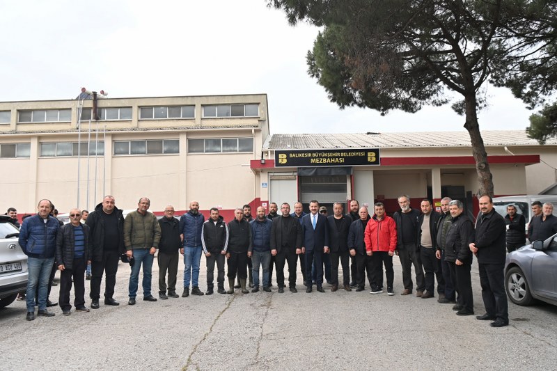 Balıkesir Büyükşehir Belediye Başkanı Yücel Yılmaz, 2005 yılında özelleştirilen Kepsut Caddesi üzerinde bulunan mezbahayı tekrar belediye bünyesine kazandırdı. Mezbaha çalışanlarını da belediye bünyesinde işe alan Başkan Yılmaz, işin deneyimli isimleriyle birlikte mezbahayı yönetecek.