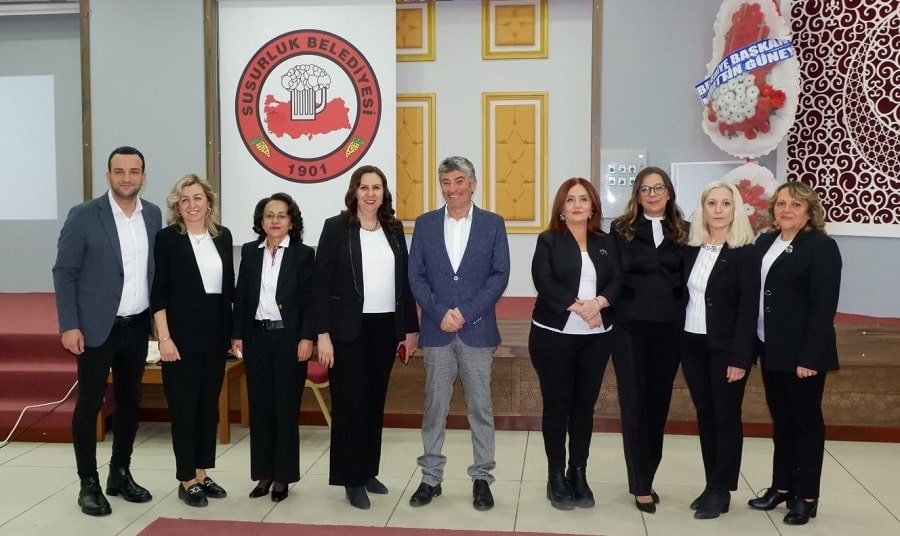 Susurluk Kent Konseyi Kadın Meclisi Başkanı Saadet Korur, 8 Mart Dünya Kadınlar Günü nedeniyle açıklamalarda bulundu. Açıklamasında kadının toplumda ismi, ırkı, dini, güzelliği veya çirkinliği üzerinden yapılan değerlendirmelerle sık sık karşılaşıldığını ifade ederek, "Kadının güzelliği övgü alırken, çirkinse ay damadın yanına yakışmamış bir gelin olarak değerlendiriliyor. Irkı veya dini farklıysa ve ismi erkek isimlerinden biriyle özdeşleşmişse, toplumun yüklediği yargılar artarak devam ediyor.