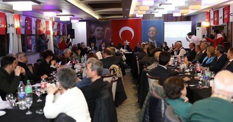 CHP Bandırma Belediye Başkan Adayı Dursun Mirza, Bandırma Grand Asya Oteli'nde gerçekleştirilen iftar yemeğinde gazeteciler ile bir araya geldi. Başkan Adayı Mirza, yemek sonrasında yaptığı açıklamalarda rakibi Ak Parti Bandırma Belediye Başkan Adayı Cemal Öztaylan'ın iddialarına yanıt vererek "Benim bu güne kadarki konuşmalarımda herhangi bir tehdit, şantaj, aşağılama duydunuz mu? Ama Cemal'in konuşmalarında hepsi var. Bizde asla böyle bir şey olmaz. Hele çocuklar işin içine girerse asla olamaz. Aysan ve Ali kardeşimiz. Sokakta birbirimize saygıda kusur etmediğimiz. Ama ona kalsa bir tehdit. Biz bütün çocukları sevdiğimiz gibi onları da seviyoruz. Bu sadece zor durumda kalan bir adamın mağduriyeti oynamasıdır. Biliyorsa açıklasın kamuoyuna" dedi.