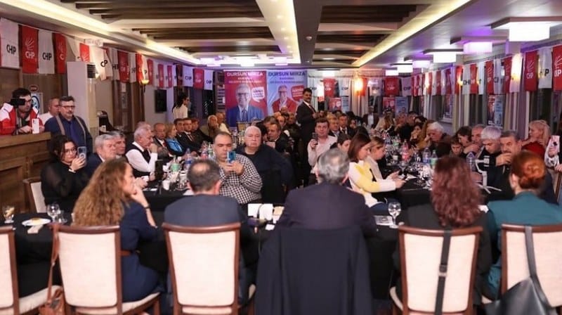 CHP Bandırma Belediye Başkan Adayı Dursun Mirza, Bandırma Grand Asya Oteli'nde gerçekleştirilen iftar yemeğinde gazeteciler ile bir araya geldi. Başkan Adayı Mirza, yemek sonrasında yaptığı açıklamalarda rakibi Ak Parti Bandırma Belediye Başkan Adayı Cemal Öztaylan'ın iddialarına yanıt vererek "Benim bu güne kadarki konuşmalarımda herhangi bir tehdit, şantaj, aşağılama duydunuz mu? Ama Cemal'in konuşmalarında hepsi var. Bizde asla böyle bir şey olmaz. Hele çocuklar işin içine girerse asla olamaz. Aysan ve Ali kardeşimiz. Sokakta birbirimize saygıda kusur etmediğimiz. Ama ona kalsa bir tehdit. Biz bütün çocukları sevdiğimiz gibi onları da seviyoruz. Bu sadece zor durumda kalan bir adamın mağduriyeti oynamasıdır. Biliyorsa açıklasın kamuoyuna" dedi.