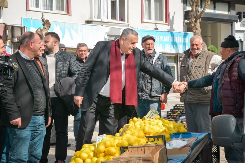  Bandırma Belediye Başkan Adayı M. Cemal Öztaylan, Ramazanın ilk gününde de aktif ziyaretlerine devam ediyor. Sahur ile ramazan programlarını başlatan Öztaylan, sahurda önce Bandırmalı gençler ve ardından pazartesi pazarı esnafıyla bir araya geldi.