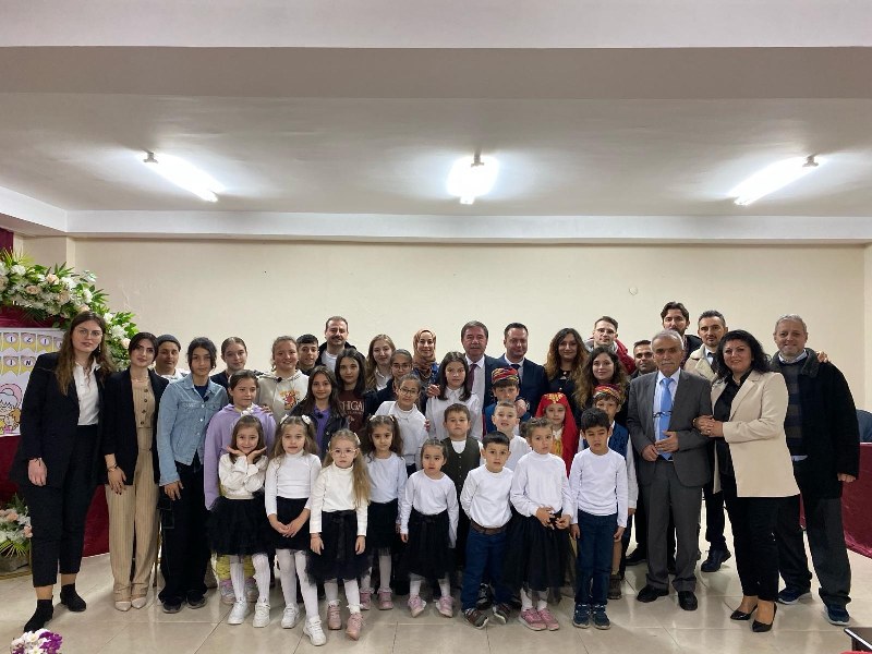 Susurluk Karapürçek Şehit Mesut Nayman İlkokulu ve Ortaokulu öğrencileri tarafından düzenlenen "Yaşlılara Saygı Haftası" İlçe Programı Karapürçek Mahallesinde gerçekleşti.