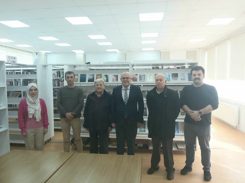 Susurluk'ta Kaymakam Muammer Köken ile birlikte ilçe halk kütüphanesini ziyaret eden Susurluk'un tanınmış ailelerinden olan ve yaşamını İngiltere de sürdüren yazar Güran Tatlıoğlu, ilçe halk kütüphanesinde kendi kitaplarının da yer aldığı standı gezdi.
