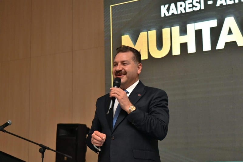 Balıkesir Büyükşehir Belediye Başkanı Yücel Yılmaz, Karesi-Altıeylül Muhtarlar Buluşması’nda konuştu. konuşmasında CHP Balıkesir Büyükşehir Belediye Başkanı Ahmet Akın'ın Balıkesir'de bağımsız aday olan ve kendisi ile aynı isim ve soy ismi taşıyan Ahmet Akın ile ilgili konuştu. Yılmaz konuşmasında, "Eline mikrofonu alıp konuşuyorsun. Biz neden böyle bir şeye ihtiyaç duyalım. Bu adayı belki senin milletvekilin çıkarttı. Nereden biliyorsun. Bu şehrin çocuğuna sahip çıkın. Bana sahip çıkın. Diyorsun biz hangi şehrin çocuğuyuz" dedi.