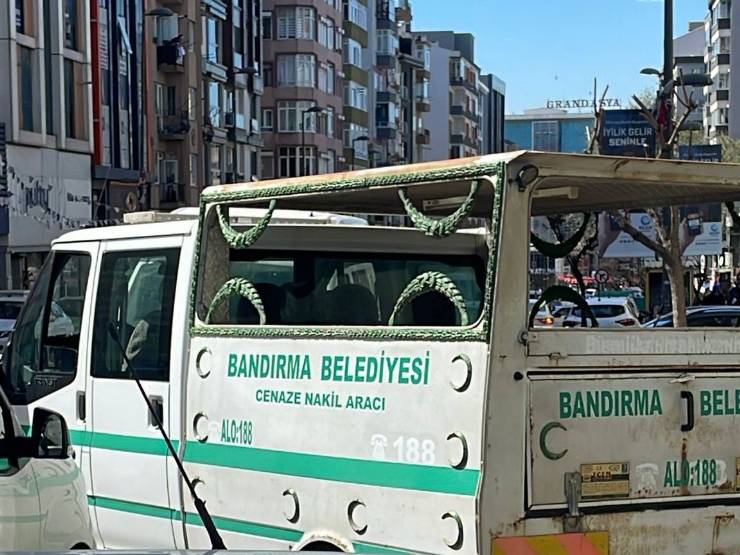 Bandırma'da Cam Silerken Düşen Kadın Hayatını Kaybetti
