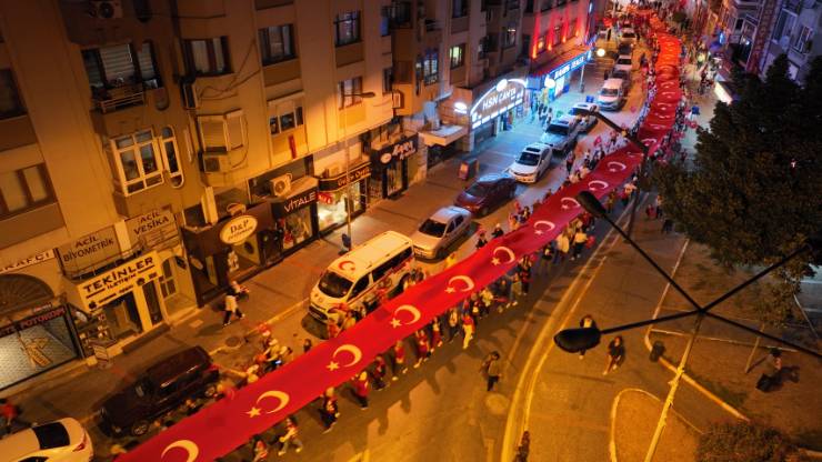 Balıkesir’de Fener Alayı Caddeler Kırmızı Beyaza Büründü
