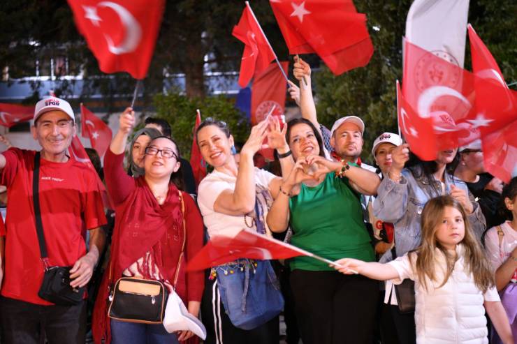 Balıkesir’de Fener Alayı Caddeler Kırmızı Beyaza Büründü