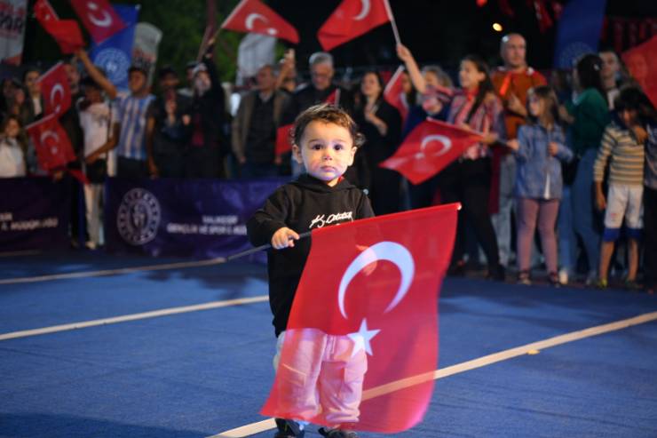 Balıkesir’de Fener Alayı Caddeler Kırmızı Beyaza Büründü