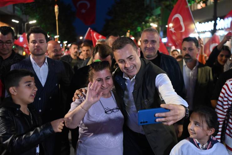 Balıkesir’de Fener Alayı Caddeler Kırmızı Beyaza Büründü
