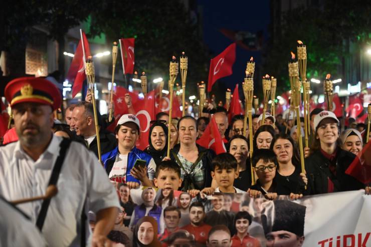 Balıkesir’de Fener Alayı Caddeler Kırmızı Beyaza Büründü
