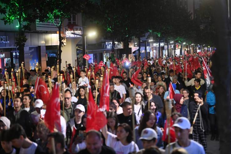 Balıkesir’de Fener Alayı Caddeler Kırmızı Beyaza Büründü