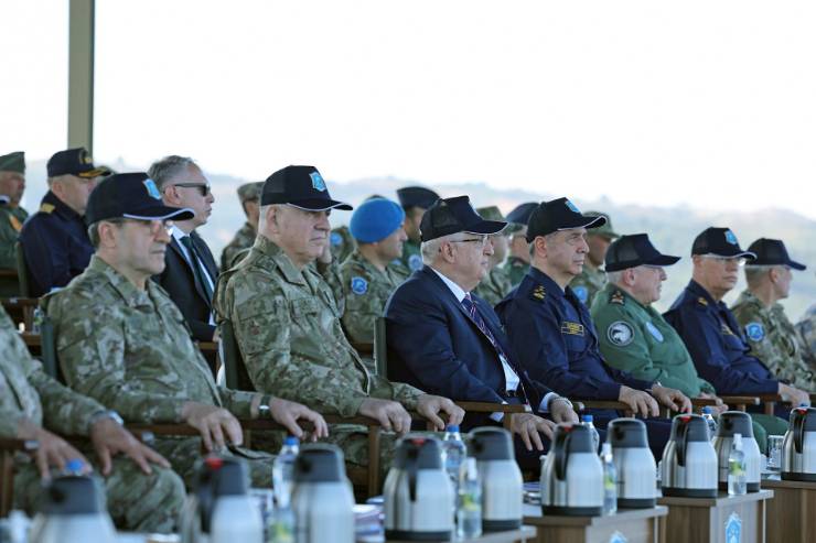 Millî Savunma Bakanı Yaşar Güler, beraberinde Genelkurmay Başkanı Orgeneral Metin Gürak, Deniz Kuvvetleri Komutanı Oramiral Ercüment Tatlıoğlu, Kara Kuvvetleri Komutanı Orgeneral Selçuk Bayraktaroğlu ve Hava Kuvvetleri Komutanı Orgeneral Ziya Cemal Kadıoğlu ile birlikte İzmir’de başarıyla devam eden EFES-2024 Tatbikatı’nın gündüz safhasını takip etti.