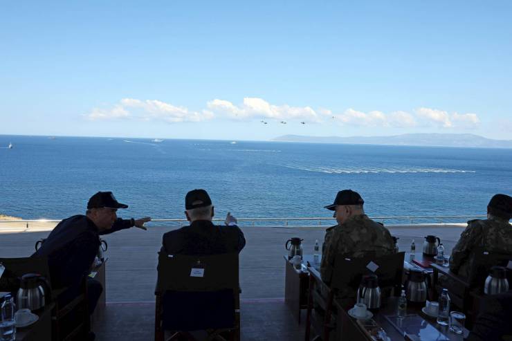 Millî Savunma Bakanı Yaşar Güler, beraberinde Genelkurmay Başkanı Orgeneral Metin Gürak, Deniz Kuvvetleri Komutanı Oramiral Ercüment Tatlıoğlu, Kara Kuvvetleri Komutanı Orgeneral Selçuk Bayraktaroğlu ve Hava Kuvvetleri Komutanı Orgeneral Ziya Cemal Kadıoğlu ile birlikte İzmir’de başarıyla devam eden EFES-2024 Tatbikatı’nın gündüz safhasını takip etti.