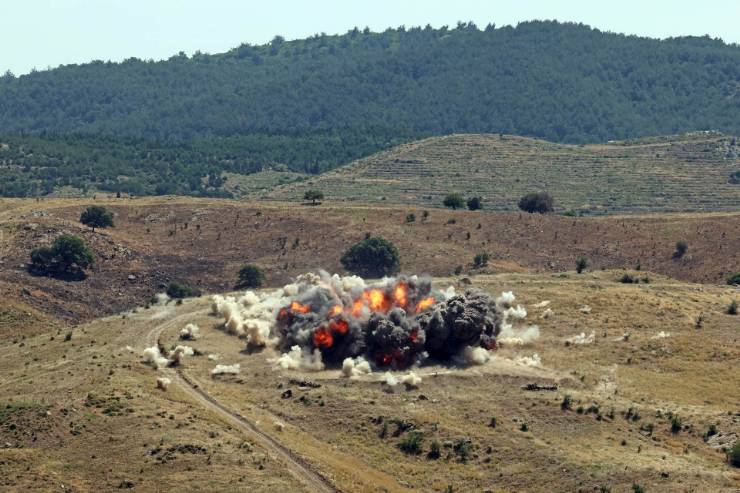 Millî Savunma Bakanı Yaşar Güler, beraberinde Genelkurmay Başkanı Orgeneral Metin Gürak, Deniz Kuvvetleri Komutanı Oramiral Ercüment Tatlıoğlu, Kara Kuvvetleri Komutanı Orgeneral Selçuk Bayraktaroğlu ve Hava Kuvvetleri Komutanı Orgeneral Ziya Cemal Kadıoğlu ile birlikte İzmir’de başarıyla devam eden EFES-2024 Tatbikatı’nın gündüz safhasını takip etti.