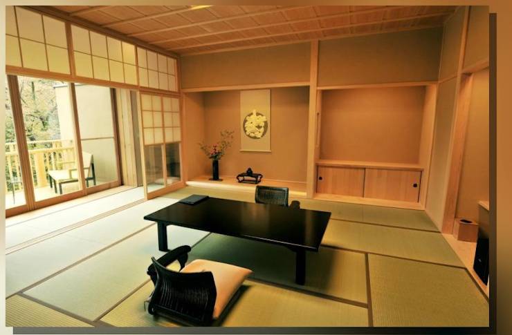 Japon kültürünün derinliklerinde kök salmış olan Omotenashi, misafirperverlik ve hizmet anlayışını mükemmelleştirir. Bu sanat, Japon toplumunda günlük hayatın her alanında kendini gösterir ve ziyaretçilere unutulmaz bir deneyim sunar.