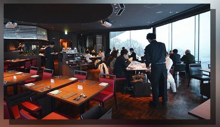 Japon kültürünün derinliklerinde kök salmış olan Omotenashi, misafirperverlik ve hizmet anlayışını mükemmelleştirir. Bu sanat, Japon toplumunda günlük hayatın her alanında kendini gösterir ve ziyaretçilere unutulmaz bir deneyim sunar.