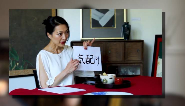 Japon kültürünün derinliklerinde kök salmış olan Omotenashi, misafirperverlik ve hizmet anlayışını mükemmelleştirir. Bu sanat, Japon toplumunda günlük hayatın her alanında kendini gösterir ve ziyaretçilere unutulmaz bir deneyim sunar.