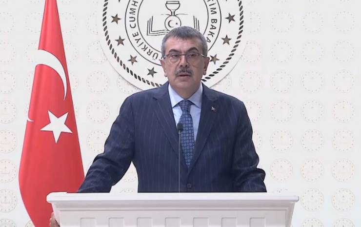 Milli Eğitim Bakanı Yusuf Tekin, "Türkiye Yüzyılı Maarif Modeli"nin eğitimde kaliteyi artıracağını ve öğrencilere daha çağdaş bir eğitim ortamı sunacağını belirtti. Bu modelin, Türkiye'nin eğitim alanındaki hedeflerine ulaşmasında önemli bir rol oynayacağı vurgulandı.