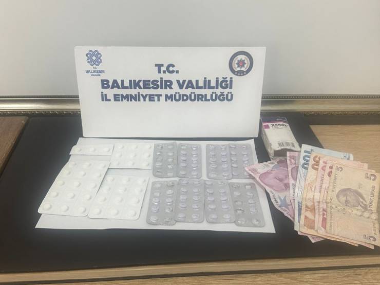 "Sahilde uyuşturucu Satmaya Çalıştı" Bandırma İlçe Emniyet Müdürlüğü'ne yapılan bir ihbarı değerlendiren ekipler Şehir Restaurant yakınlarında bir şahsın uyuşturucu madde satmaya çalıştığı bilgisi alınması üzerine harekete geçti.