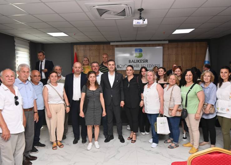 Başkan Akın Büyükşehir’in Eli Gönen’in Üzerinde