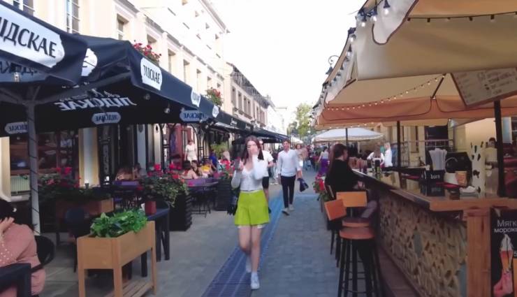 Belaruslu kadınların dünyanın en güzel kadınları olarak tanımlanması abartı mı? Bu iddiayı destekleyenler, Belaruslu kadınların gerçekten göz kamaştırıcı güzellikte olduğunu ve Rus kadınlarına benzediğini savunuyorlar.