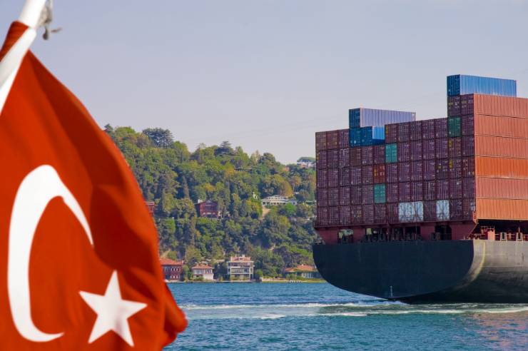 Mayıs ayında Ege İhracatçı Birlikleri (EİB), ihracatını %8 artırarak 1 milyar 686 milyon dolar gelir elde etti. Yılın ilk beş ayında toplam ihracat 7 milyar 696 milyon dolar olurken, son bir yıllık dönemde ihracat 18 milyar 349 milyon dolara yükseldi.