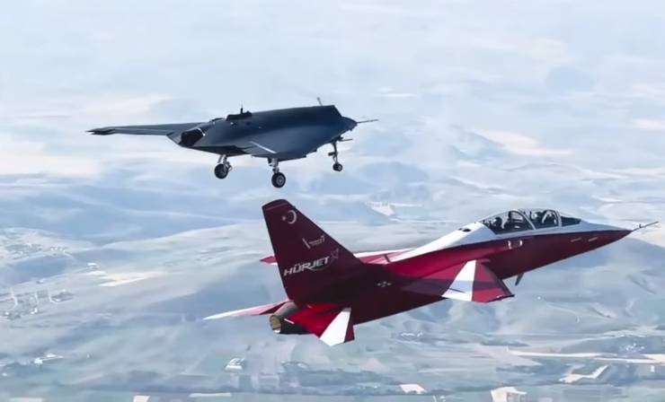 Hürjet: Modern aviyonik sistemler, yüksek manevra kabiliyeti ve gelişmiş silah entegrasyonu ile öne çıkıyor. Eğitim ve taarruz görevlerinin yanı sıra keşif, devriye ve yakın hava desteği gibi çeşitli operasyonlarda kullanılabiliyor. Anka 3: İleri seviye keşif ve istihbarat toplama görevleri için tasarlanmıştır. Uzun havada kalış süresi, yüksek irtifa operasyon kabiliyeti ve gelişmiş sensör sistemleriyle donatılmıştır. İstihbarat, gözetleme, keşif ve taarruz görevlerini etkin şekilde yerine getirebiliyor.
