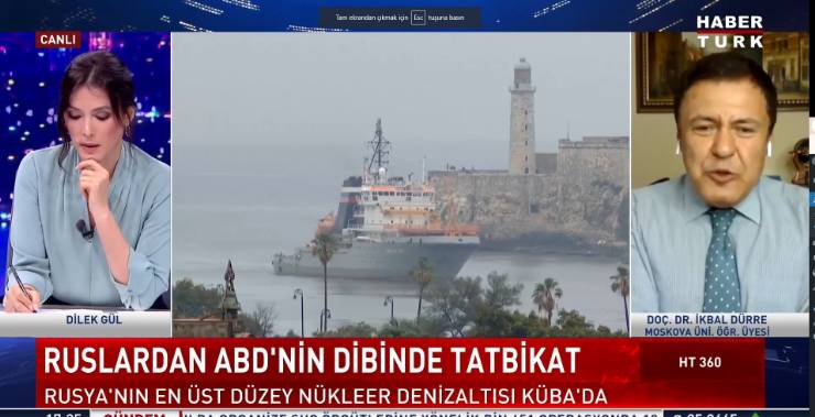 Doçent Doktor İkbal Dürre, günümüz jeopolitik gerginlikleri ile 1962 Küba Füze Krizi arasındaki benzerlikleri ve farkları değerlendiriyor. Özellikle iletişim hatları ve liderlik farklılıklarının günümüz krizlerini daha karmaşık hale getirdiğini vurguluyor.