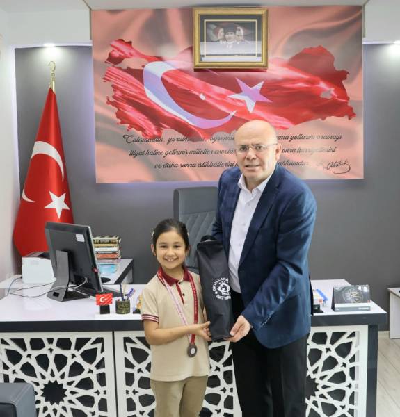 Madalyalarını Kaymakam Köken'e Getirdiler