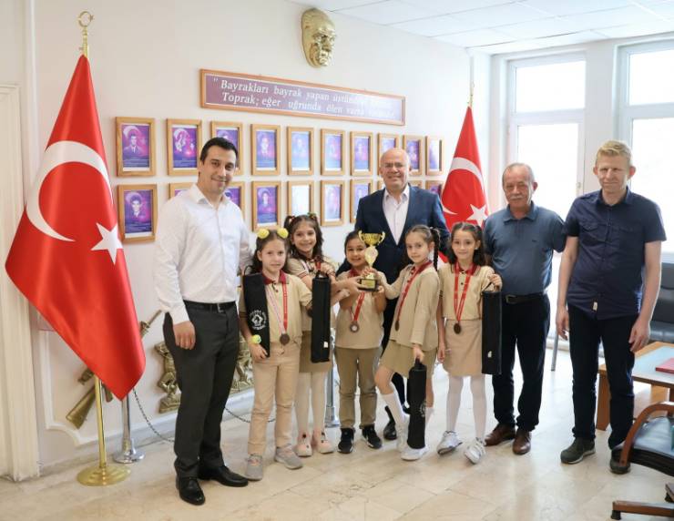 Madalyalarını Kaymakam Köken'e Getirdiler