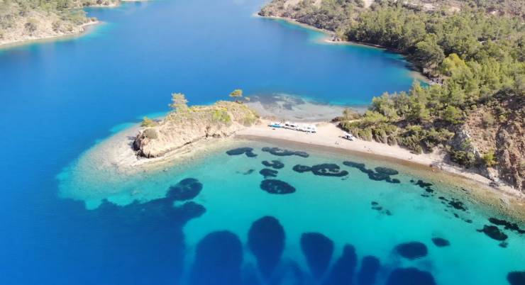 Türkiye'nin en güzel kavşağı olarak bilinen Marmaris-Fethiye kavşağında, özel bir koy olan Bencik Koyu'na bir karavan macerası yapacağız. Burası, eşsiz manzaraları ve huzurlu atmosferiyle karavanla seyahat edenler için ideal bir nokta.