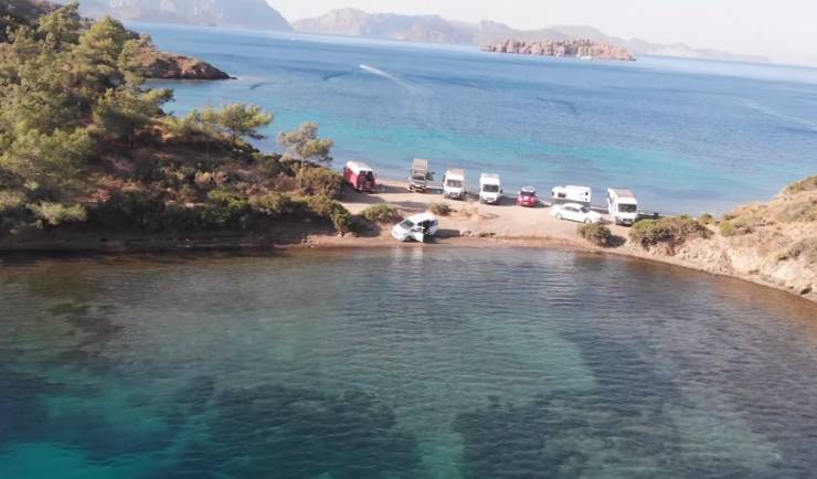 Türkiye'nin en güzel kavşağı olarak bilinen Marmaris-Fethiye kavşağında, özel bir koy olan Bencik Koyu'na bir karavan macerası yapacağız. Burası, eşsiz manzaraları ve huzurlu atmosferiyle karavanla seyahat edenler için ideal bir nokta.