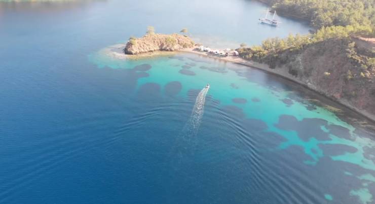 Türkiye'nin en güzel kavşağı olarak bilinen Marmaris-Fethiye kavşağında, özel bir koy olan Bencik Koyu'na bir karavan macerası yapacağız. Burası, eşsiz manzaraları ve huzurlu atmosferiyle karavanla seyahat edenler için ideal bir nokta.
