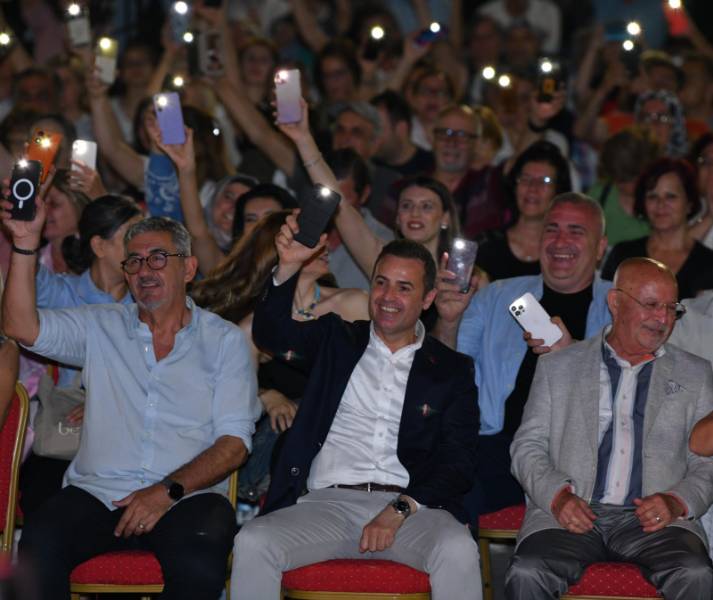 Balıkesir Büyükşehir Belediyesi, Kuvayı Milliye Destanı’nın şairi Nazım Hikmet’i, gündüz ayrı gece ayrı olarak düzenlediği programlarla andı. Gündüz, Nazım Hikmet Belgeselinin yönetmeni Nebil Özgentürk’ün de konuk olduğu Halk TV’de Serhan Asker’in sunumuyla yayınlanan “Görkemli Hatıralar” programında Nazım’ı anan Büyükşehir Belediyesi, gece ise sevilen ses ve tiyatro sanatçısı Zuhal Olcay’ın muhteşem konseriyle anmaya devam etti.