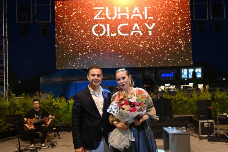 Balıkesir Büyükşehir Belediyesi, Kuvayı Milliye Destanı’nın şairi Nazım Hikmet’i, gündüz ayrı gece ayrı olarak düzenlediği programlarla andı. Gündüz, Nazım Hikmet Belgeselinin yönetmeni Nebil Özgentürk’ün de konuk olduğu Halk TV’de Serhan Asker’in sunumuyla yayınlanan “Görkemli Hatıralar” programında Nazım’ı anan Büyükşehir Belediyesi, gece ise sevilen ses ve tiyatro sanatçısı Zuhal Olcay’ın muhteşem konseriyle anmaya devam etti.