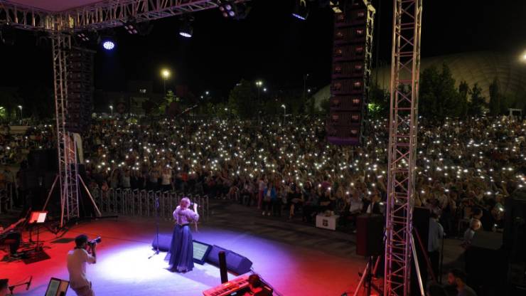 Balıkesir Büyükşehir Belediyesi, Kuvayı Milliye Destanı’nın şairi Nazım Hikmet’i, gündüz ayrı gece ayrı olarak düzenlediği programlarla andı. Gündüz, Nazım Hikmet Belgeselinin yönetmeni Nebil Özgentürk’ün de konuk olduğu Halk TV’de Serhan Asker’in sunumuyla yayınlanan “Görkemli Hatıralar” programında Nazım’ı anan Büyükşehir Belediyesi, gece ise sevilen ses ve tiyatro sanatçısı Zuhal Olcay’ın muhteşem konseriyle anmaya devam etti.