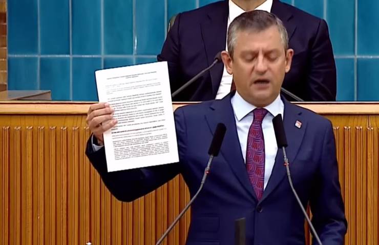 CHP Genel Başkanı Özgür Özel, Anayasa Mahkemesi'nin Cumhurbaşkanı'nın rektör atama yetkisini iptal etmesi üzerine yaptığı konuşmada, bu kararı sert bir şekilde eleştirdi. Özel, "Bugünden itibaren Türkiye Cumhuriyeti Devleti'nin kolon ve kirişleri kesilmiştir." ifadelerini kullanarak, devletin hukuksuzlukla yönetildiğini vurguladı.