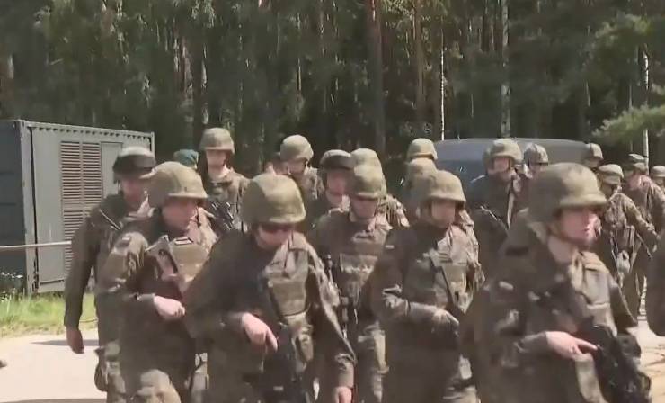 Polonya, Rusya Sınırına Güvenlik Önlemlerini Artırıyor Polonya, Ukrayna-Rusya Savaşı'nın başlangıcında sınırına asker yığarak güvenlik önlemlerini artırmıştı. Şimdi, doğu sınırına yönelik yeni önlemlerle güvenliği daha da sağlamlaştırmayı planlıyor. Bu kapsamda, doğu sınırına daha fazla asker konuşlandırılacak, drone savunma sistemleri kurulacak ve siber saldırılara karşı çalışmalar yapılacak.