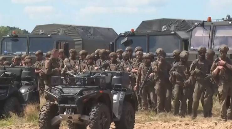 Polonya, Rusya Sınırına Güvenlik Önlemlerini Artırıyor Polonya, Ukrayna-Rusya Savaşı'nın başlangıcında sınırına asker yığarak güvenlik önlemlerini artırmıştı. Şimdi, doğu sınırına yönelik yeni önlemlerle güvenliği daha da sağlamlaştırmayı planlıyor. Bu kapsamda, doğu sınırına daha fazla asker konuşlandırılacak, drone savunma sistemleri kurulacak ve siber saldırılara karşı çalışmalar yapılacak.