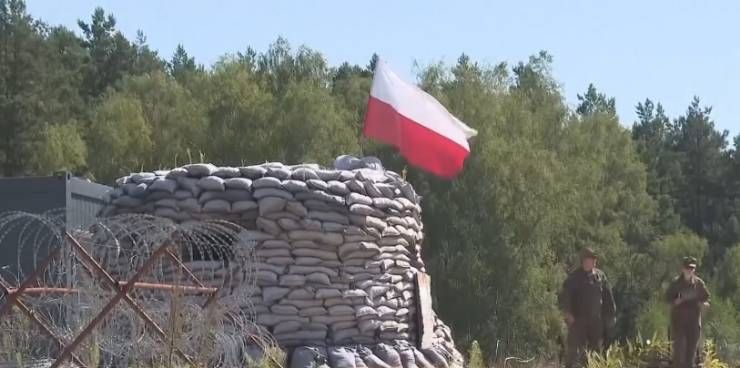 Polonya, Rusya Sınırına Güvenlik Önlemlerini Artırıyor Polonya, Ukrayna-Rusya Savaşı'nın başlangıcında sınırına asker yığarak güvenlik önlemlerini artırmıştı. Şimdi, doğu sınırına yönelik yeni önlemlerle güvenliği daha da sağlamlaştırmayı planlıyor. Bu kapsamda, doğu sınırına daha fazla asker konuşlandırılacak, drone savunma sistemleri kurulacak ve siber saldırılara karşı çalışmalar yapılacak.