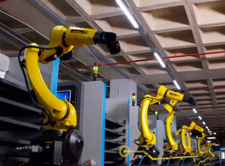 Tezmaksan Sanayi, Sivas'ta endüstri 4.0 uyumlu, robot teknolojileri ve karanlık fabrika konseptine dayalı modern bir üretim tesisi kurdu. Yeni tesis, yüksek verimlilik ve kalite standartlarını bir araya getirerek üretim süreçlerini optimize edecek.