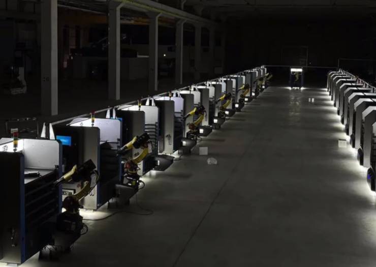 Tezmaksan Sanayi, Sivas'ta endüstri 4.0 uyumlu, robot teknolojileri ve karanlık fabrika konseptine dayalı modern bir üretim tesisi kurdu. Yeni tesis, yüksek verimlilik ve kalite standartlarını bir araya getirerek üretim süreçlerini optimize edecek.