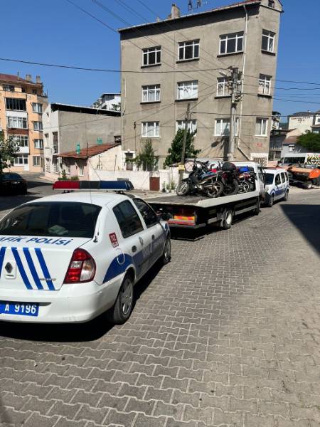 Susurluk İlçe Emniyet Müdürlüğü, şehir parkı sakinleri ve yaya öncelikli huzur uygulaması kapsamında Şehit Fikret Caddesi üzerinde denetimler gerçekleştirdi. Yaz ayının gelmesiyle artan yoğunluk ve caddenin ana yola katılım noktası olması nedeniyle, vatandaşların huzuru ve cadde düzeninin sağlanması amacıyla yapıldı.