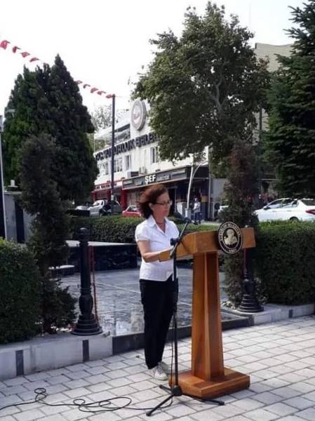 CHP, tarafından eğitim alanında yaşanan sorunlara dikkat çekmek amacıyla Anıt Park’ta halka açık olarak gerçekleştirilen 24 saatlik Eğitim Maratonu geçtiğimiz günlerde son buldu. Gerçekleştirilen bu eğitim maratonuna Susurluk Cumhuriyet Halk Partisin ’den destek geldi. Susurluk CHP İlçe Başkanı Sema Acar Atatürk Meydanı'nda düzenlenen basın açıklamasında sonuçlar hakkında bilgi paylaştı.