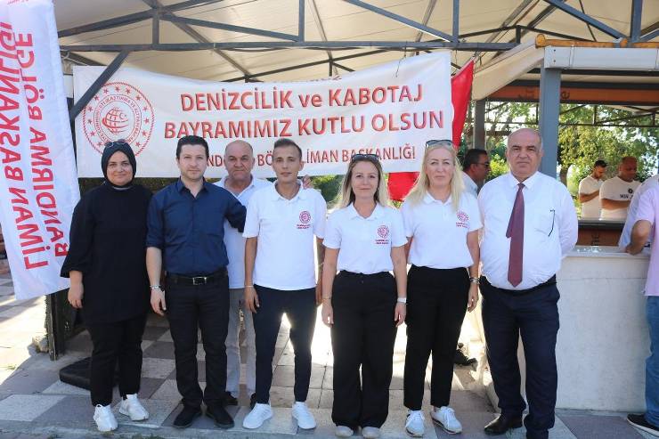 Bandırma'da 1 Temmuz Denizcilik ve Kabotaj Bayramı çeşitli etkinliklerle kutlandı. Deniz şehitleri anısına çelenk bırakma ve vatandaşlara balık ekmek ikramı gibi etkinlikler yapıldı. Liman Başkan Yardımcısı Mustafa Yalçın, Kabotaj Yasası'nın önemini vurgulayan bir konuşma yaptı.