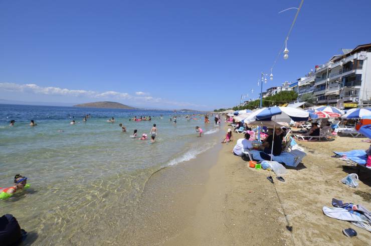 Balıkesir’in Marmara ilçesine bağlı Avşa Adası, temmuz ayında tatilcilerin akınına uğradı. Otel ve pansiyonlarda yer bulmak zorlaştı, konaklama fiyatları yükseldi. Ada, yaz aylarında 100 bin kişiyi ağırlarken, temizlik ve bakım hizmetleri de yoğunlaştı.